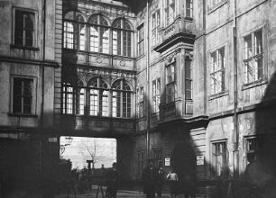 Residenzschloß während des Umbaus (1889-1901) unter G. Dunger und G. Frölich. Übergang zum Taschenbergpalais