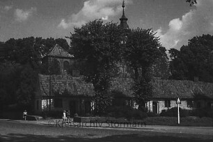 Gottesbuden, dahinter Schloßkirche