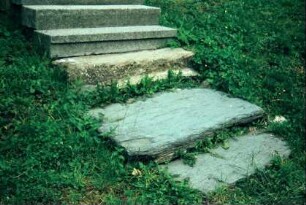 Trepppe aus Betonstufen und Schiefersteinen