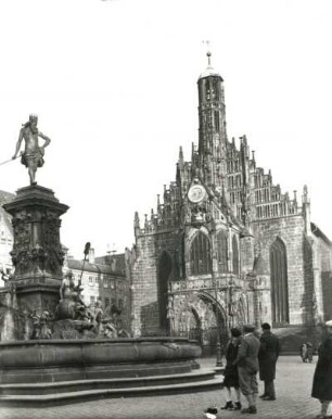 Nürnberg, Neptunbrunnen und Frauenkirche : Nürnberg. Hauptmarkt vom Neptunbrunnen (Kopie von Original von Chr. Ritter und G. Schweigger) nach Nordosten zur Frauenkriche
