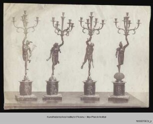 Vier Kerzenleuchter mit Figuren