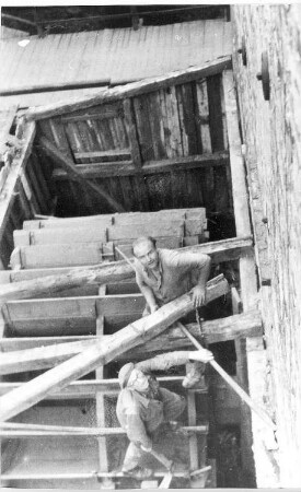 Bad Muskau. Friedensmühle, Bauarbeiten am Wasserrad, Repro (Bildersammlung Fam. Schneider)