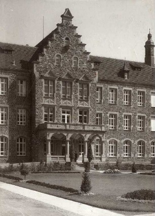 Städtisches Klinikum. Chirurgische Abteilung - Haupteingang