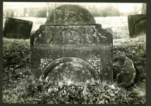 alter Friedhof, Grabstein eines Bäckers. Vergleich 243