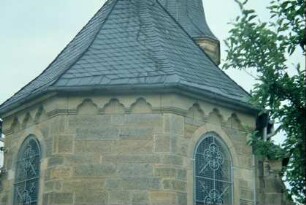 Teilansicht der Apsis der Kirche
