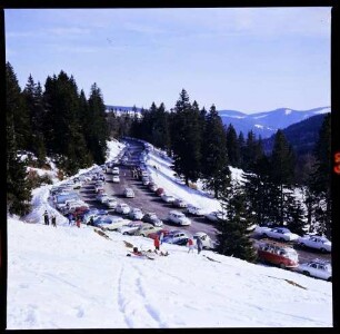 Feldberg: Feldbergstraße mit parkenden Autos, von oben