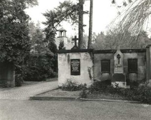 Dresden-Neustadt, Kannenhenkelweg. Nordfriedhof (Garnisonsfriedhof) (1902 angelegt). Wandgrabmale und Dachreiter des Verwaltungsgebäudes