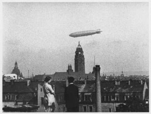 Szene aus dem Dokumentarfilm "ZR III über Dresden": Blick vom Dach eines Hauses in Richtung Altstadt mit Rathausturm und Zeppelin