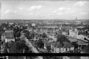 Dresden-Neustadt. Blick vom Hochhaus (Sächsische Staatsbank, Verwaltungsgebäude der Dresdner Verkehrsbetriebe) über die Königsbrücker Straße. Luftbild-Schrägaufnahme von Südwest
