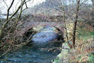 Bogenbrücke über die Effelder in der Mitte der Ortslage
