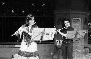 Freiburg: Zwei Mädchen flöten vor dem Rathaus