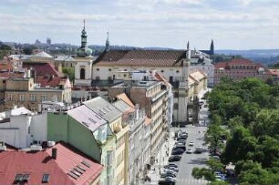 Stadtübersicht in Prag : Vom Turm des Neustädter Rathauses am Karlsplatz bietet sich ein guter Rundblick über die Altstadt von Prag. Bild: Blick auf die Häuser am Karlsplatz mit dem Jesuitenkolleg St. Ignatius (links), aufgenommen 2008 in Prag