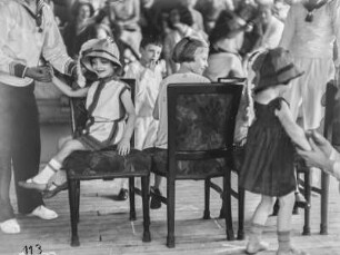 Kinderfest : Kinder beim Spiel "Reise nach Jerusalem" auf dem Deck des Dampfschiffes Usambara