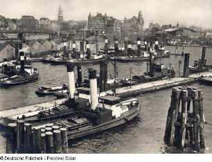 Blick über das Hafenbecken zur Altstadt mit St. Katharinen