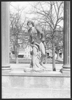 Potsdam, Stadtschloss, Ringerkolonnade, stehender Fechter mit Stein in der Hand.