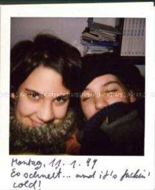 Polaroid-Foto: Zwei Mädchen schauen in die Kamera (Sonderthema: Lebenskunst und Lebenskünstler)