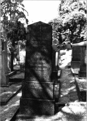 Grabstein 68 (Index: 99793096) Material: schwarzer Granit Maße HxBxT: 187x52x20 cm Beschreibung: obeliskenartige Stele, getreppter Sockel, Grabeinfassung: Grabstein 68