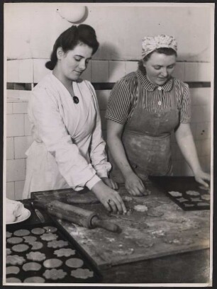 Frauen der NS-Volkswohlfahrt beim Plätzchenbacken