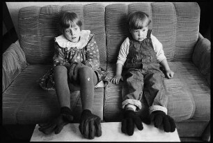 Zwei Kinder auf dem Sofa