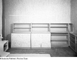 Anbaustrecke : Leipzig. Leipziger Herbstmesse, 1983. Studio-Design. Anbaustrecke. Holz, gelb beschichtet (1983; VEB Möbelkombinat Dresden-Hellerau)