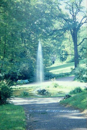 Parklandschaft mit kleinem Teich und Springbrunnen