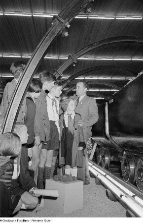 Kinder zu Besuch auf der Leipziger Herbstmesse 1954 in der polnischen Sektion