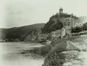 Cochem (Mosel). Blick vom linken Moselufer nach Südwesten gegen Stadt und Burg Cochem