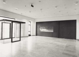 Foyer mit Garderobe vor Vortragssaal (Nordriegel, 1. Etage)