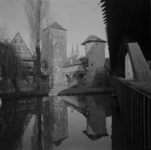 Nürnberg. Weinstadel (15. Jh.), Wasserturm und Henkersteg, Blick über die Pegnitz