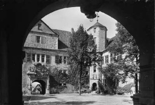 Schloss Wilhelmsburg : Schmalkalden. Schloss Wilhelmsburg. Innenhof, Westflügel mit Nordwest-Treppenturm. Blick durch das Osttor