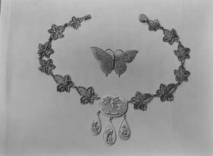 Halskette in Form von Weinblättern, Medaillon mit Raub der Persephone