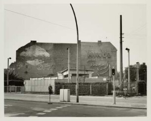 Straßenansicht mit Blick auf Fassade mit Werbeschrift von Minol (zur Spitze), Berlin