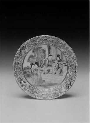 Schale mit flöteblasendem Paar und zwei Dienerinnen : Schale mit flöteblasendem Paar und zwei Dienerinnen. China, 1801/1850. Porzellan, Aufglasurmalerei; Höhe 2,7 cm, Durchmesser 14,8 cm. Dresden: Staatliche Kunstsammlungen Dresden (SKD), Porzellansammlung P. O. 6114 (Rosa Familie). Reichel (1993) Kat. Nr. 117