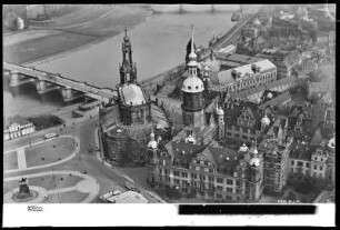 Dresden, Residenzschloss und Katholische Hofkirche mit Augustusbrücke, Luftbild