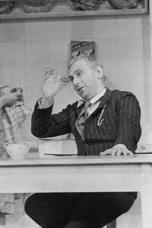 Szenenbilder aus "Wehe dem, der träumt" (Le voci di dentro) von Eduardo de Filippo. Kammerspiele (Deutsches Theater) Berlin, 10.06.1958 : Mit Margarete Körting, Rudolf Wessely als Alberto Saporito, Amy Frank als Rosa, Lilly Schmuck als Maria, Walter Lendrich als Carlo, Werner Pledath, Antje Ruge, Heinz Voss, Ulrich Thein als Luigi, Fritz Links als Portier Michele u. a.