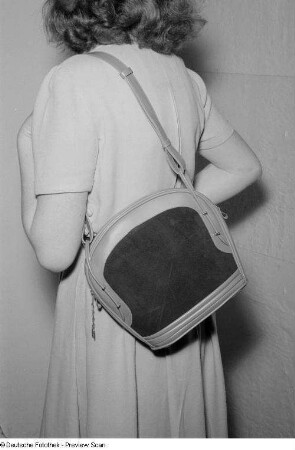 Präsentieren einer Handtasche