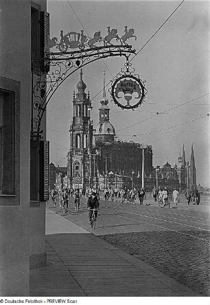 Dresden-Neustadt. Blick vom Narrenhäusel über die Augustusbrücke gegen Katholische Hofkirche