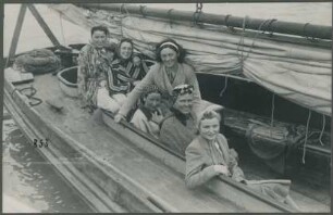 6 Damen im Boot
