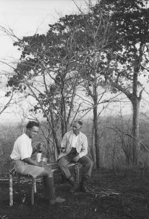 Expeditionsteilnehmer : Die Expeditionsteilnehmer Edwin Hennig und Alfred Mayer-Gürr beim Abschiedstrunk in Tendaguru.