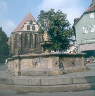 Arnstadt. Hopfenbrunnen. Blick zur Pfarrkirche (Bachkirche)