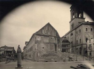 Zerstörte Gebäude in der Innenstadt. Denkmal "Marktfrau" hinter der Kleinen Kirche