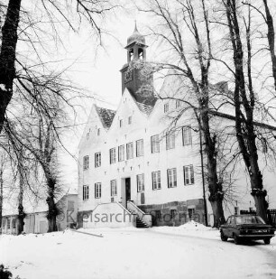 Kloster Nütschau: Herrenhaus: Nordseite: rechts und links Bäume: vorn rechts Pkw: Winter
