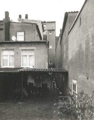 Radeberg, Mittelstraße 7. Wohnhaus mit Laden (um 1885). Hofgebäude und Seitenflügel