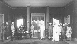 Szenenbild aus "Die Verführung des Heiligen" von Felix Langer. Dresden: Albert-Theater, 06.02.1930