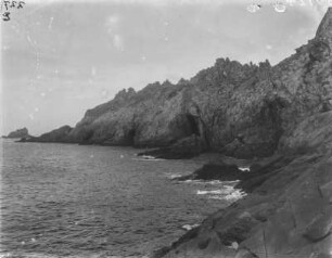 Küstenlinie : Blick auf die schroffe, felsige Küste des Pointe du Raz.