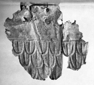 Fragment eines gepressten Blechs mit Schuppenmuster