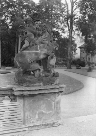 Balustrade mit Gartenskulpturen — Auf einem gekrönten Löwen reitender Putto