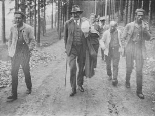 Hermann Duncker, Arbeiterführer in Begleitung von Arbeitern nach einem Lehrgang in Bermsgrün/Erzgebirge : Hermann Duncker, Arbeiterführer in Begleitung von Arbeitern nach einem Lehrgang in Bermsgrün/Erzgebirge