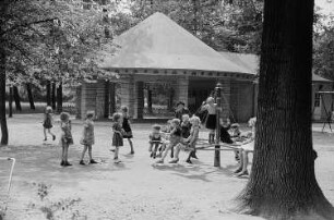 Kinder auf einem Spielplatz im Park
