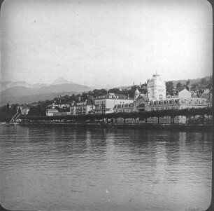 Bad Evian (Évian-les-Bains). Blick vom Genfersee über die Uferpromenade mit Villen und Hotels gegen die Savoyer Alpen